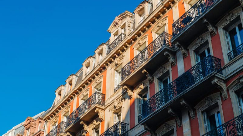 Quelles sont les caractéristiques des immeubles haussmanniens à Paris ?