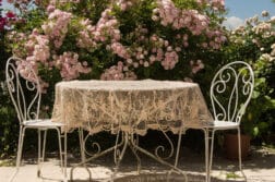 Aménager une terrasse avec des plots, c'est facile et tendance