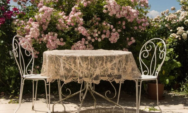 Aménager une terrasse avec des plots, c'est facile et tendance