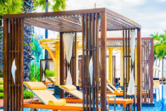 Créez un havre de paix à Valenciennes avec une pergola à la fois pratique et stylée