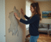 Femme regarde un mur humide dans son salon