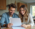 Jeune couple regardant des documents de prêt immobilier
