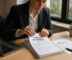 Professionnel bien habille organisant des documents financiers au bureau